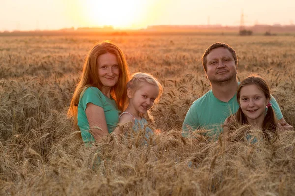 Famiglia felice con figlie — Foto Stock