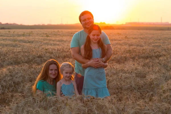 Glückliche Familie mit Töchtern — Stockfoto