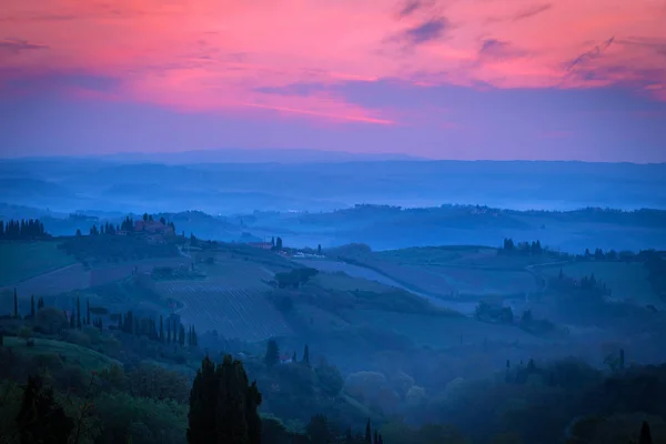 Mistige ochtend in het Toscana — Stockfoto