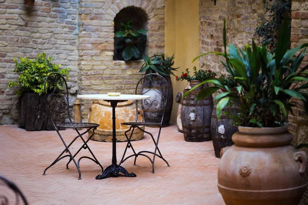 Pequeño patio en italia — Foto de Stock