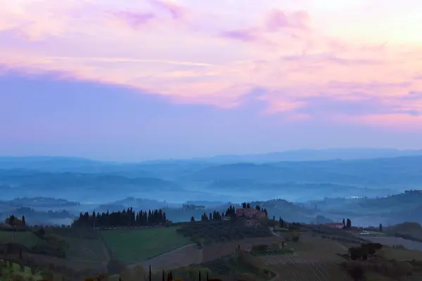 Mistige ochtend in het Toscana — Stockfoto