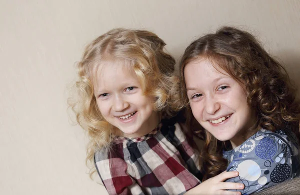 Twee zussen glimlachen — Stockfoto