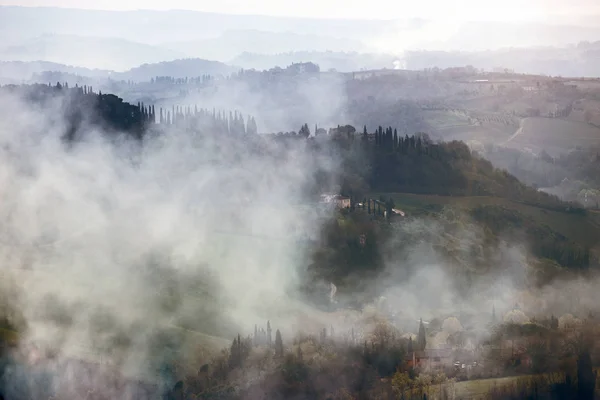 Mistige ochtend in het Toscana — Stockfoto