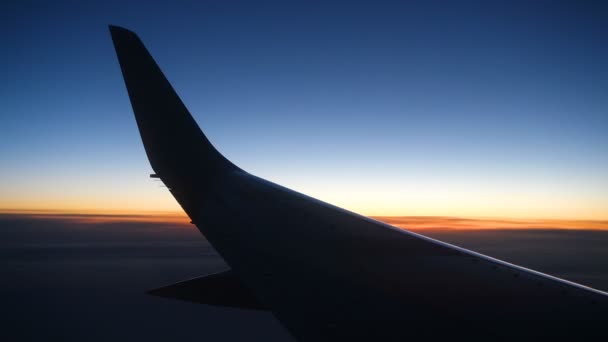 日没時雲の上に飛行機の翼 — ストック動画