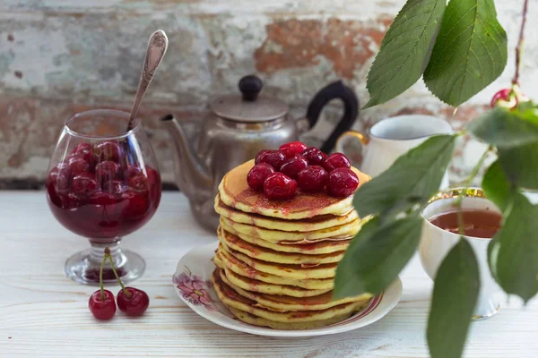 Panqueques y mermelada de cereza —  Fotos de Stock