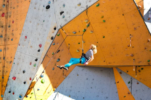 Ragazza arrampicata sul muro — Foto Stock