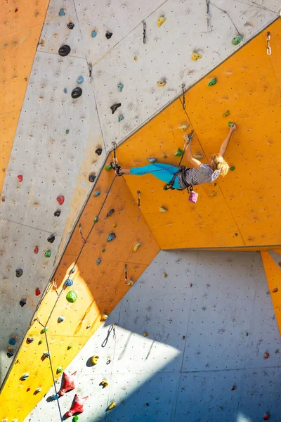 Menina escalando a parede — Fotografia de Stock