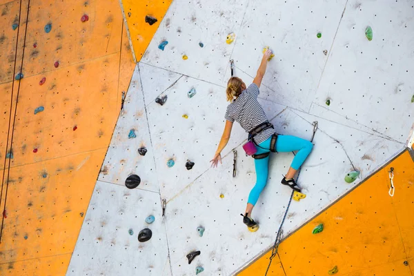 Menina escalando a parede — Fotografia de Stock