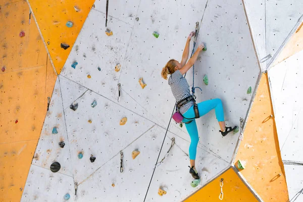 Kızı duvara tırmanma — Stok fotoğraf