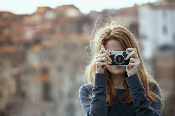 Flicka med retrokamera — Stockfoto