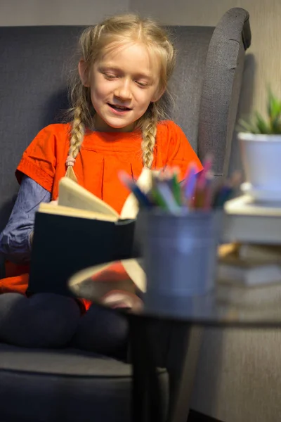 Klein meisje is het lezen van een boek — Stockfoto