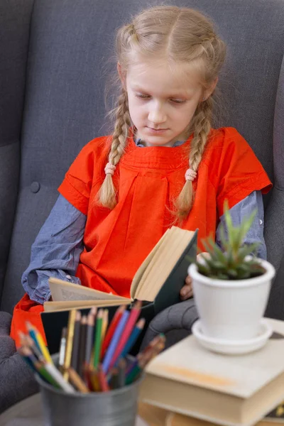 Menina está lendo um livro — Fotografia de Stock