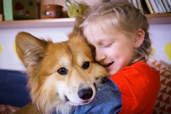 Mädchen und Hund — Stockfoto