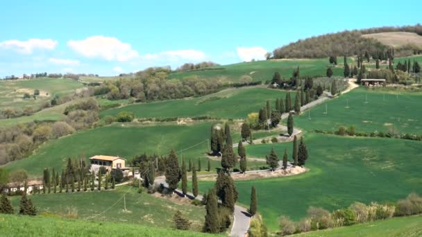 Coche en una carretera toscana — Vídeos de Stock