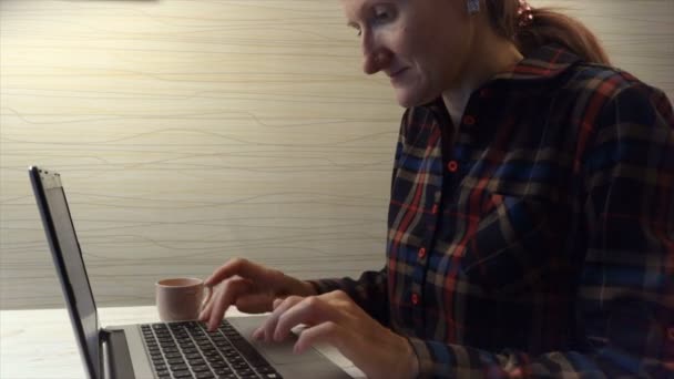 Frau tippt auf Laptop — Stockvideo