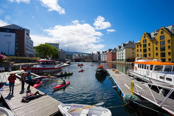 Вид на знаменитий Норвезька місто Олесунн — стокове фото