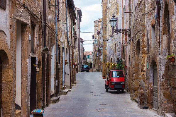 Piaggio Ape na rua vazia — Fotografia de Stock