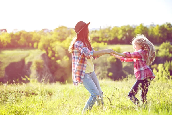 Mädchen Schwester auf der Wiese — Stockfoto