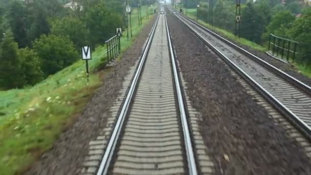 Вид на рельсы убегающего поезда — стоковое видео