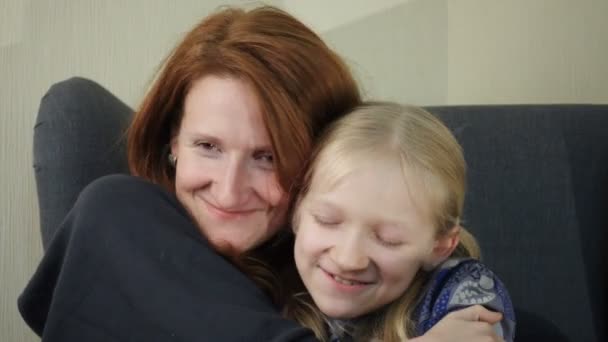 Мать и дочь обнимаются — стоковое видео