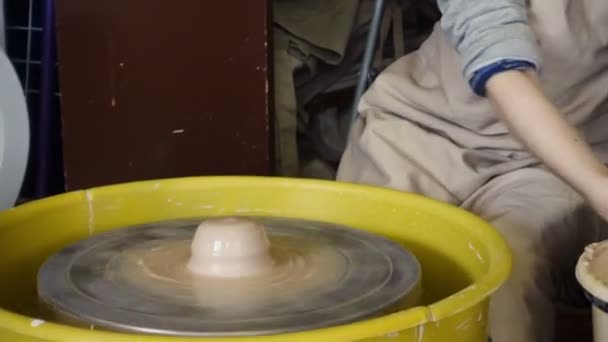 制作粘土陶器的儿童女孩 — 图库视频影像