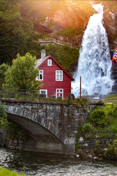 Cascada steinsdalsfossen en la vía navegable —  Fotos de Stock