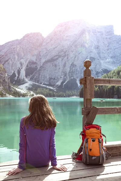 Mochileiro menina olhando para Braies lago — Fotografia de Stock