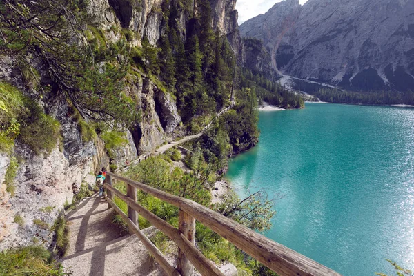 Walk around the lake Braies lake — Stock Photo, Image