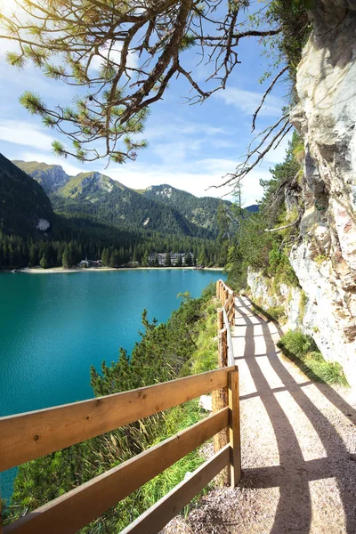 Caminhe ao redor do lago Braies lago — Fotografia de Stock