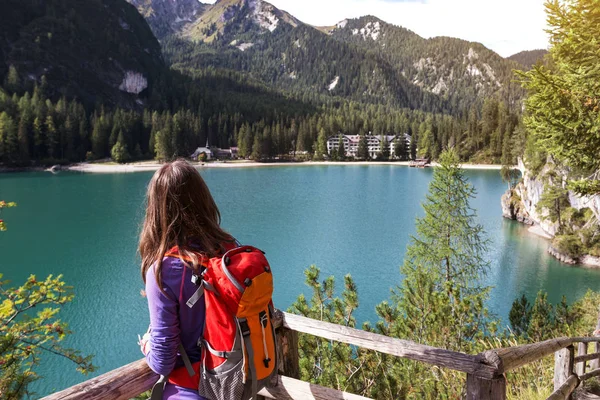 Menina passeio ao redor do lago Braies — Fotografia de Stock