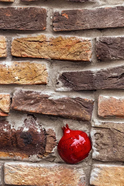 Mur de briques avec éléments de décoration — Photo