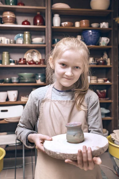 Meisje in een pottenbakkerij — Stockfoto