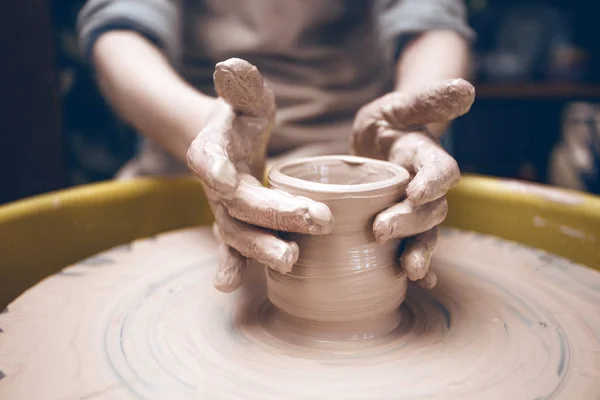 Ceramic workshop - the girl makes a pot of clay — Stock Photo, Image