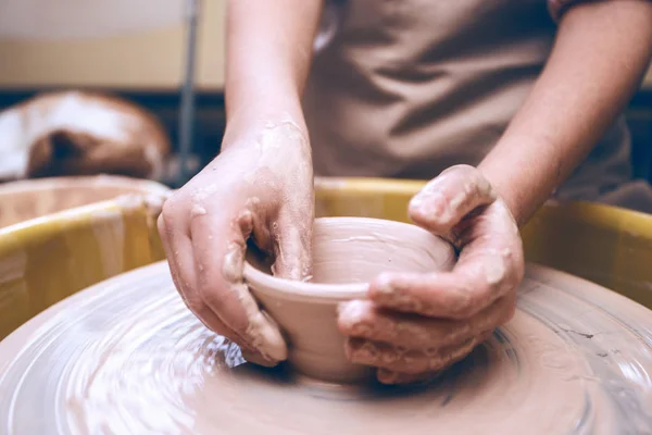 Ceramic workshop - the girl makes a pot of clay — Stock Photo, Image