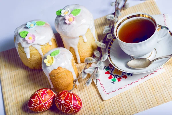 Húsvét sütemény és tojás Pysanka — Stock Fotó