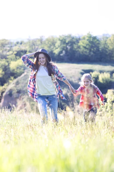 Mädchen Schwester auf der Wiese — Stockfoto