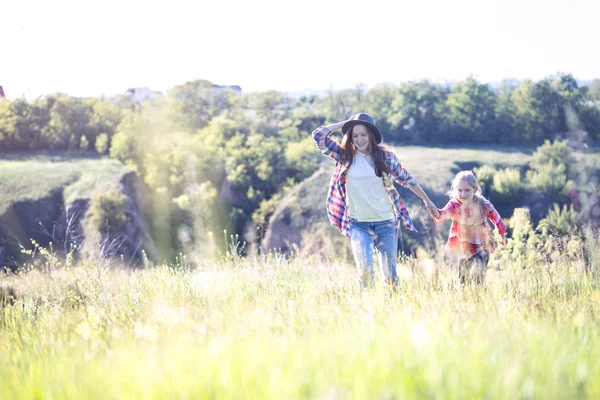 Mädchen Schwester auf der Wiese — Stockfoto