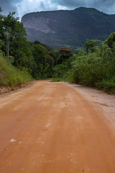 山岳地帯を抜けて地上道路 — ストック写真