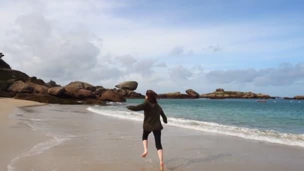 Bir kumsalda koşan kız — Stok video