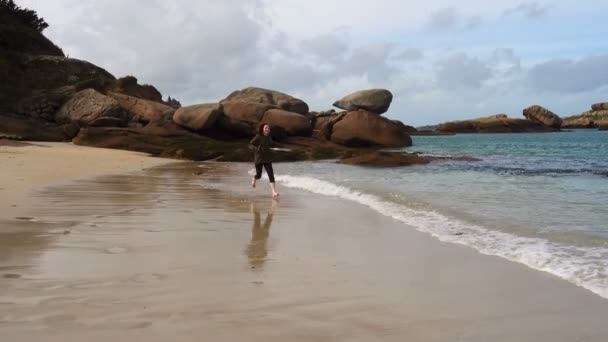 Mädchen läuft an einem Strand — Stockvideo