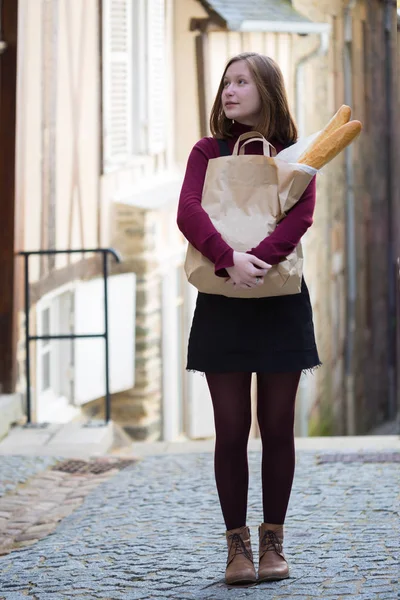 Французька дівчина з багети — стокове фото