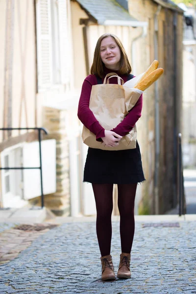 Baguettes와 프랑스 여자 — 스톡 사진