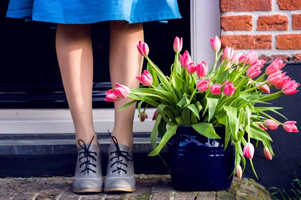 Mädchen und Tulpen — Stockfoto