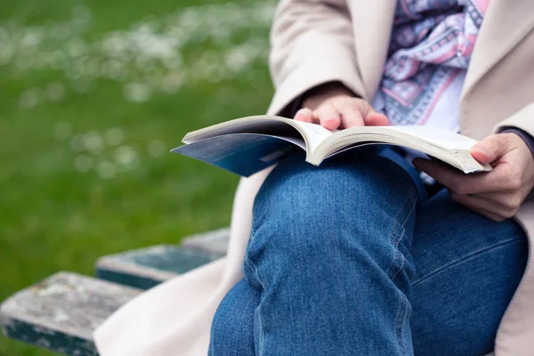 Meisje in het park lezen van een boek — Stockfoto