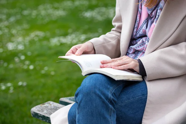 Chica en el parque leyendo un libro —  Fotos de Stock