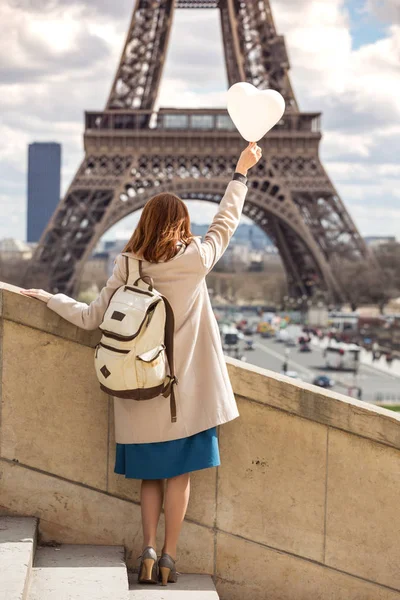 Chica en el fondo de la Torre Eiffel — Foto de Stock