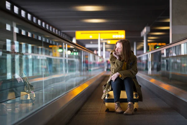 Flickan ridning på travolator — Stockfoto