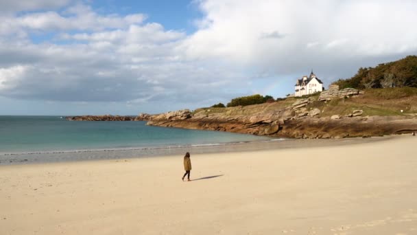 Dziewczyna, chodzenie przez pustej plaży — Wideo stockowe