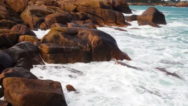 Stora vågor kraschar på stenstrand — Stockvideo