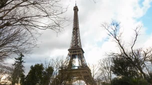 Eiffelturm Mit Schwimmenden Wolken Zeitraffer — Stockvideo